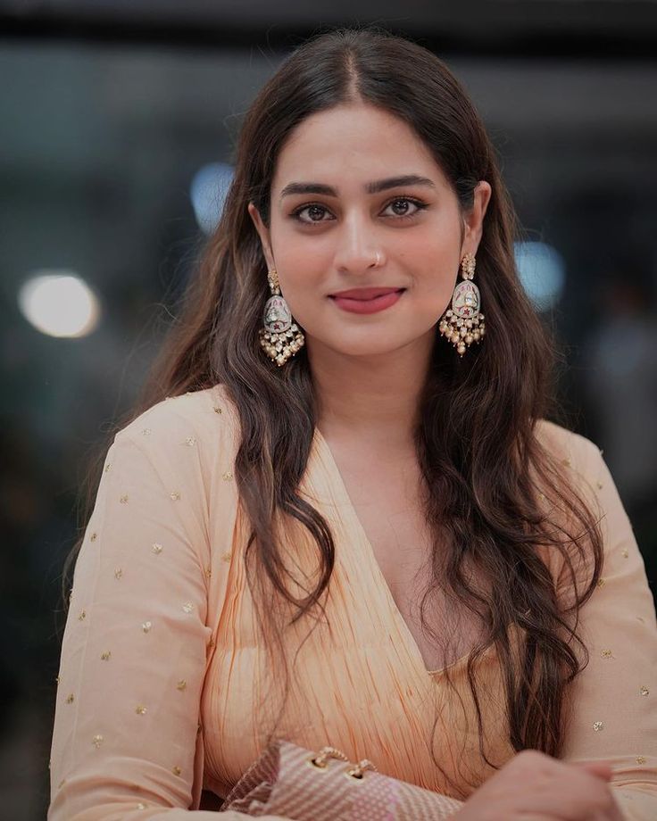 files/10_Most_Beautiful_and_Hot_Pakistani_Actresses_in_2022_1.jpg